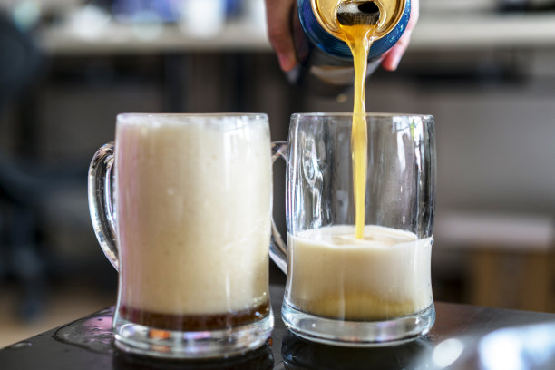 将啤酒倒入杯中图片下载