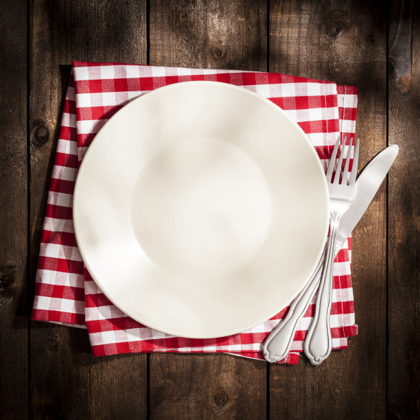 质朴的木桌上空盘子素材图片