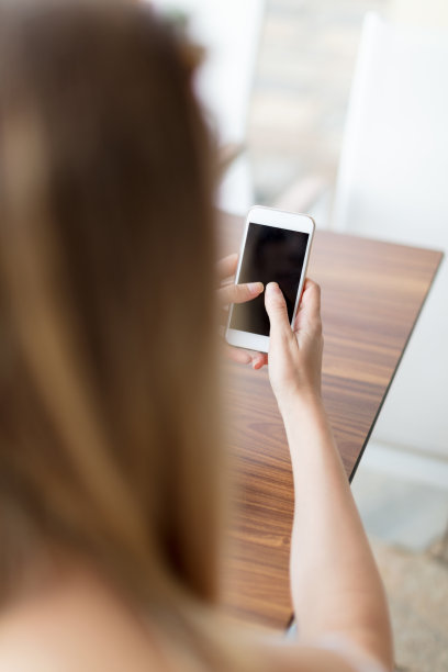 在咖啡馆发短信图片下载