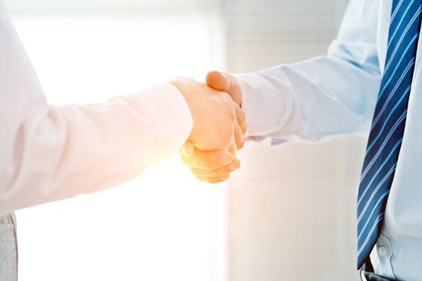 商人握手在室内素材图片