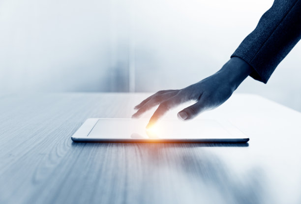 女人用手触摸数码平板电脑图片下载