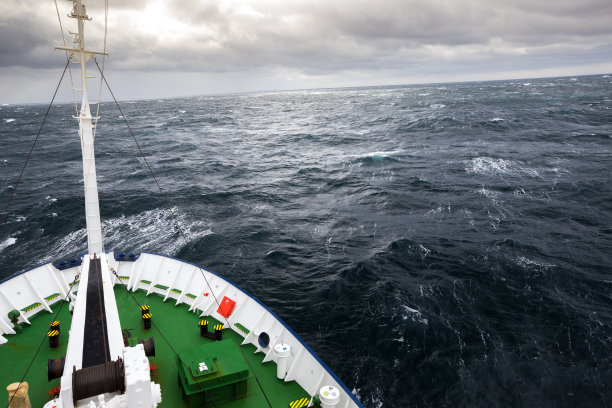惊涛骇浪的南极海域包围着一艘科考船图片下载