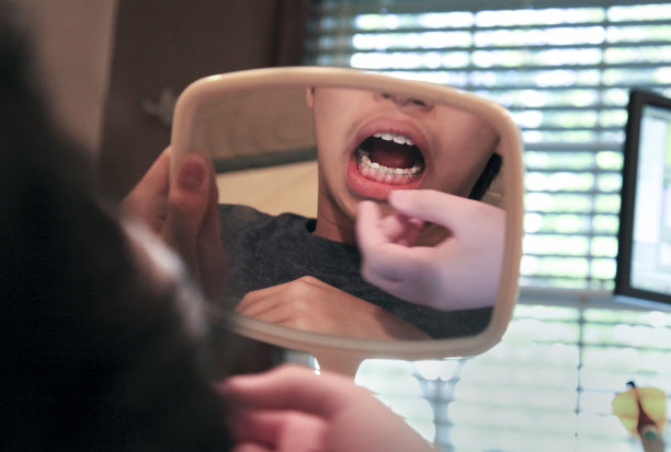 男孩访问牙齿矫正医师素材图片