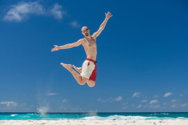 健康积极的情绪男人跳跃图片下载