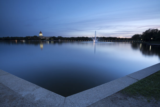 晚上的加拿大萨斯喀彻温省立法大楼图片下载
