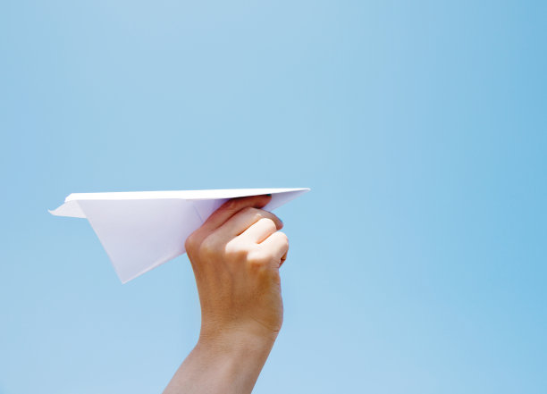 手里拿着纸飞机准备飞翔图片下载