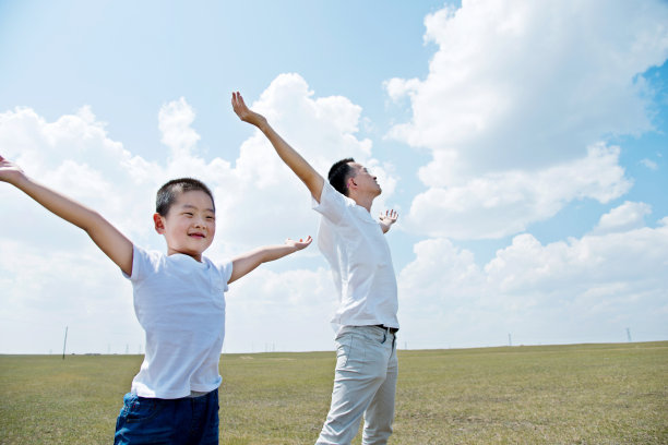 父亲和儿子伸出双臂图片下载