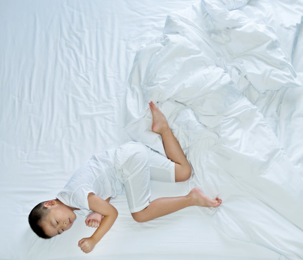 俯视图的小男孩睡觉图片下载