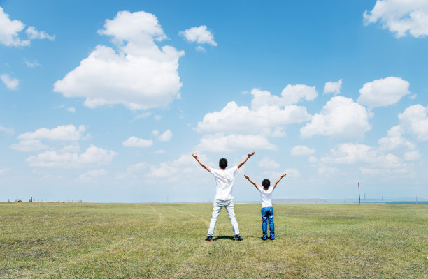 父亲和儿子伸出双臂素材图片