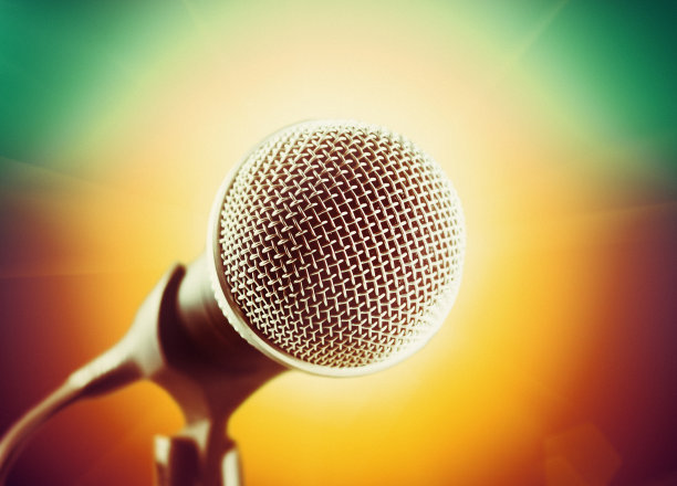 麦克风有柔和的金黄色和绿色的灯光图片下载