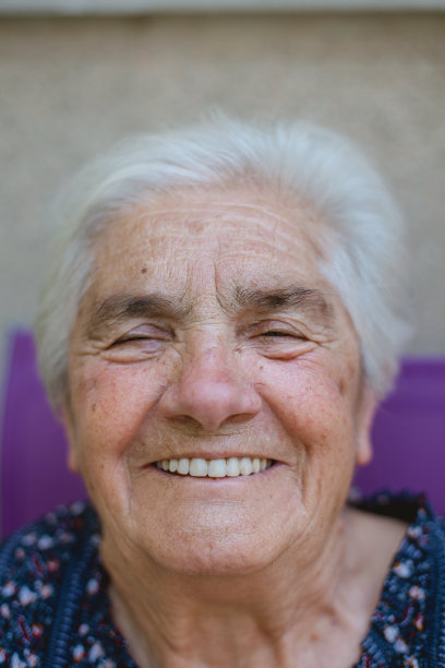 奶奶温暖的欢迎图片下载