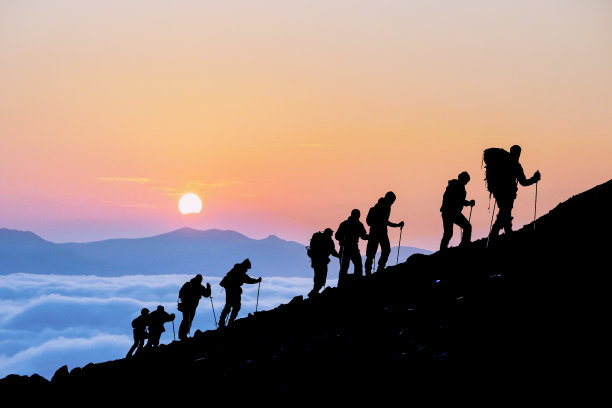 日落时远足者的剪影图片下载