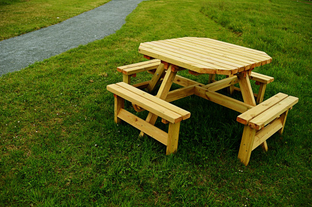 公园内的四边木凳图片下载