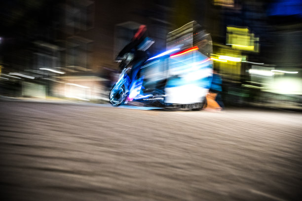 摩托车晚上在城市街道上送货图片下载