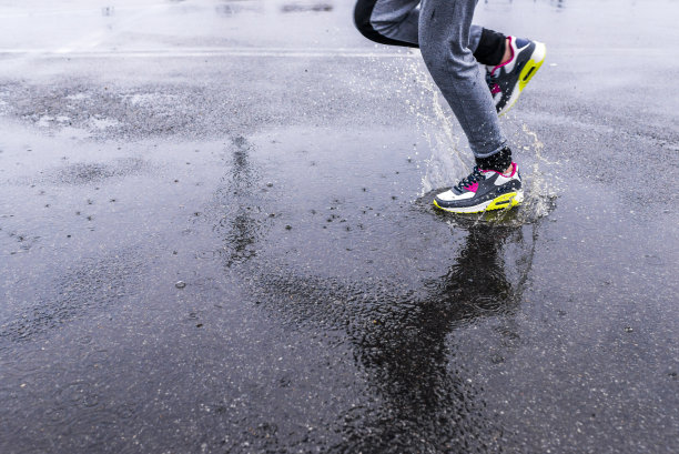 一个女人在雨中奔跑的照片图片下载