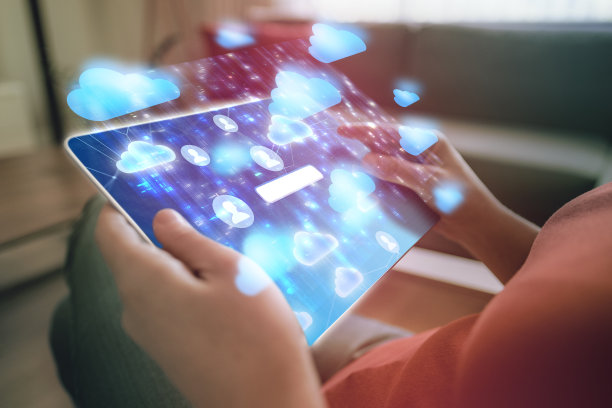 数字平板电脑上的云计算未来素材图片