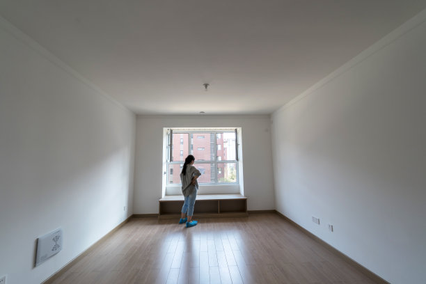 姑娘在新房里，规划着房子的装修图片下载