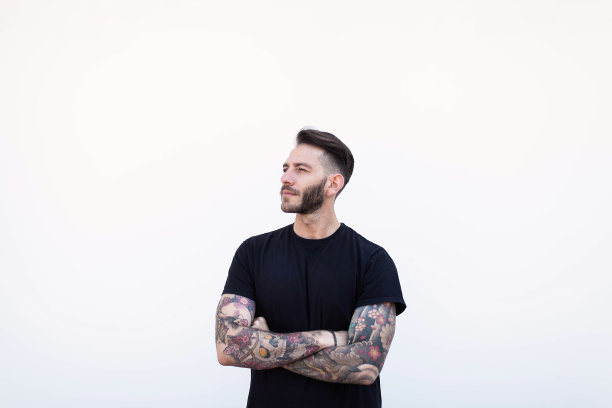 肖像年轻人双臂交叉素材图片