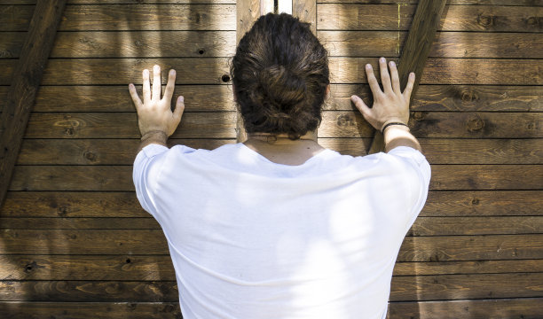 一个年轻人在推门图片下载