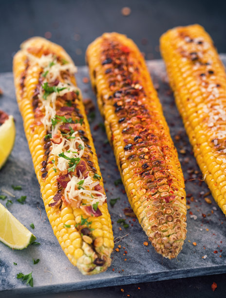 新鲜烤玉米与各种浇头图片下载