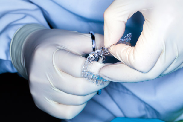 牙医检查固位体。素材图片