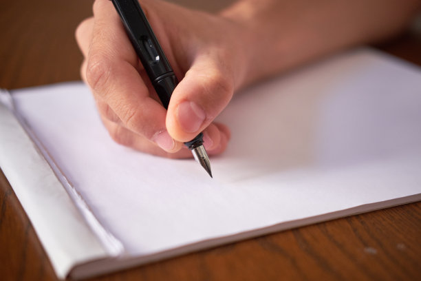 用钢笔在纸上写字图片下载