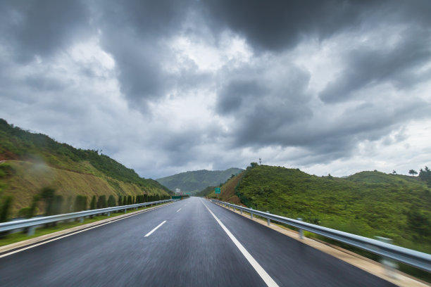 夏季阴天下大雨，高速公路的动态变得模糊不清图片下载