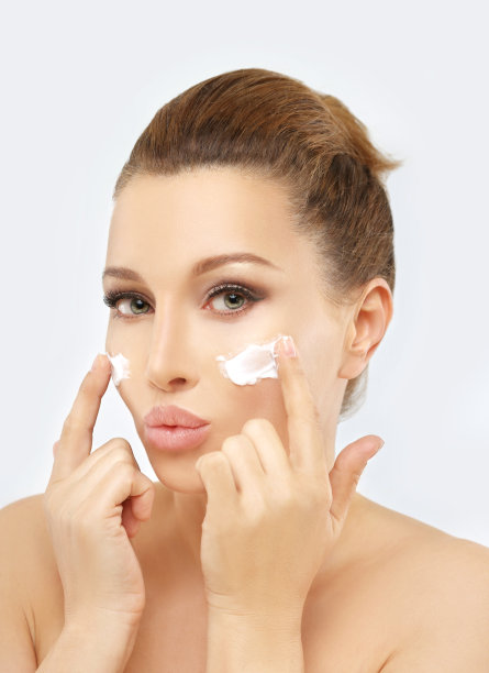使用保湿霜的女性图片下载