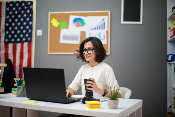 在办公室享受美好的一天图片下载