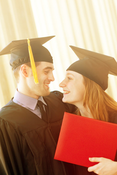 年轻的男人，女人，夫妇毕业肖像图片下载