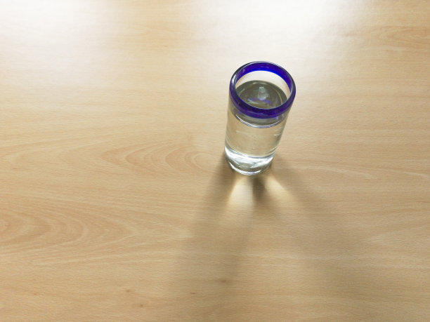 木桌上放着一杯水图片下载