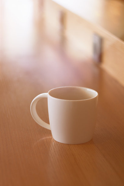 咖啡杯放在舒适的咖啡桌上，上面放了很多散焦图片下载