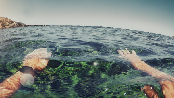 一个男人在夏天的海里游泳和浮潜图片下载