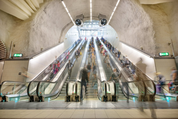 斯德哥尔摩，火车站自动扶梯，运动模糊人群图片下载
