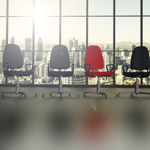 黑色椅子中的红色椅子图片下载