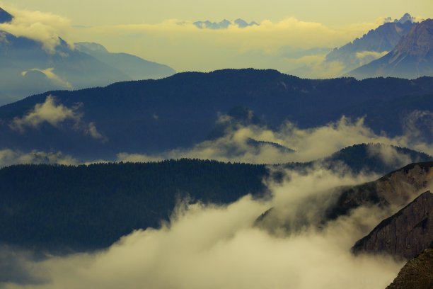 在田诗化的特雷齐姆迪拉瓦雷多雾顶峰和Auronzo di cadore山丘山脉和普斯特山谷，戏剧性的天空在穆迪日出黎明，戏剧性的全景和雄伟的Dolomites，意大利泰洛阿尔卑斯山图片下载