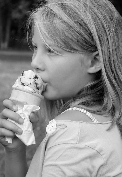 甜筒冰淇淋女孩图片下载