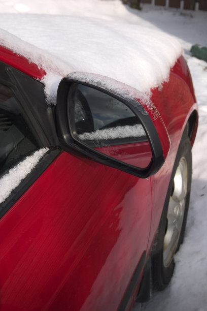 被雪覆盖的汽车图片下载