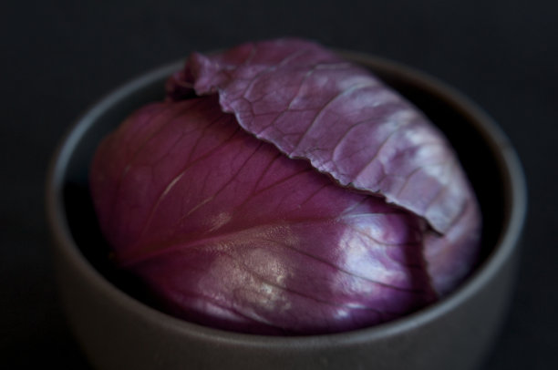 黑碗里的红卷心菜图片下载