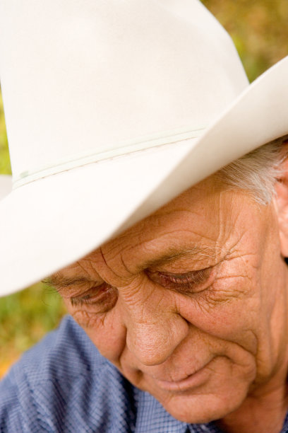 老牛仔/向下看图片下载