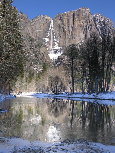 约塞米蒂瀑布在冬天的倒影-约塞米蒂国家公园，加利福尼亚州图片下载