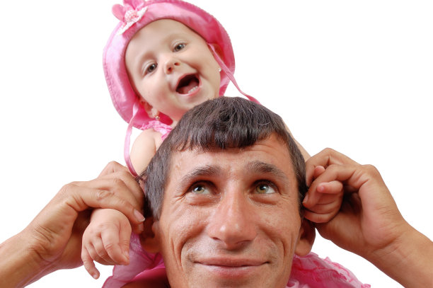 父亲肩上扛着女儿图片下载