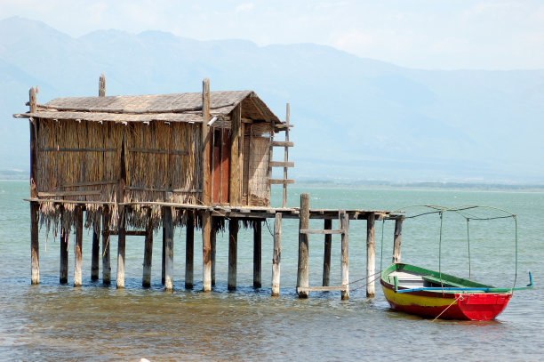 湖中央的水乡小屋图片下载