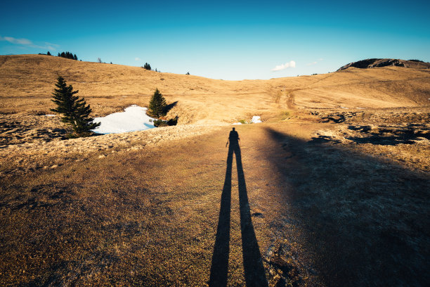 长时间徒步旅行的影子图片下载