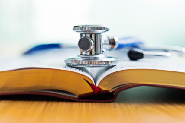 医学听诊器上的一本书图片下载