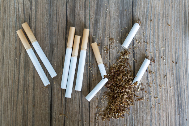 桌上的碎香烟图片下载