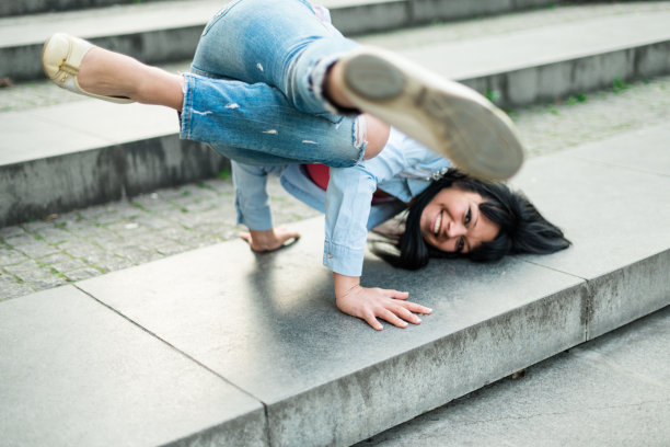 街上的霹雳舞图片下载