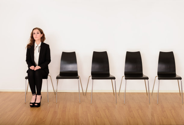 女商人等着轮到她素材图片