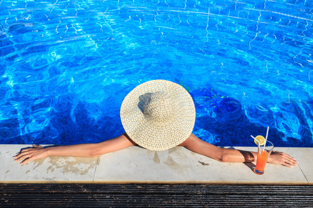 靠在泳池边的女人图片下载