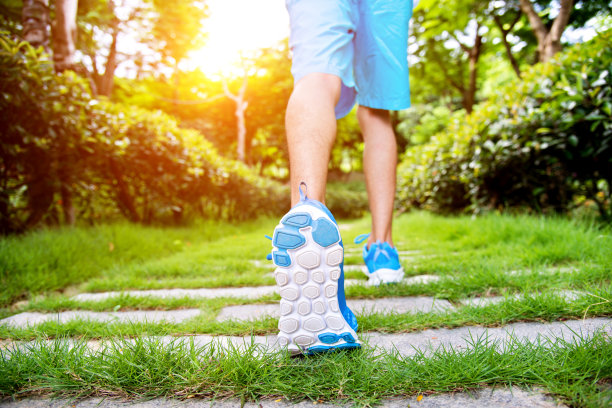 年轻人在户外慢跑的特写图片下载